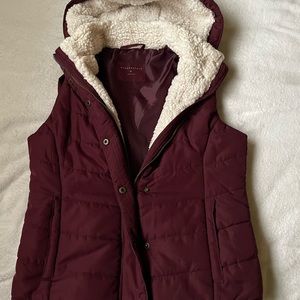Aeropostale vest size M color burgundy